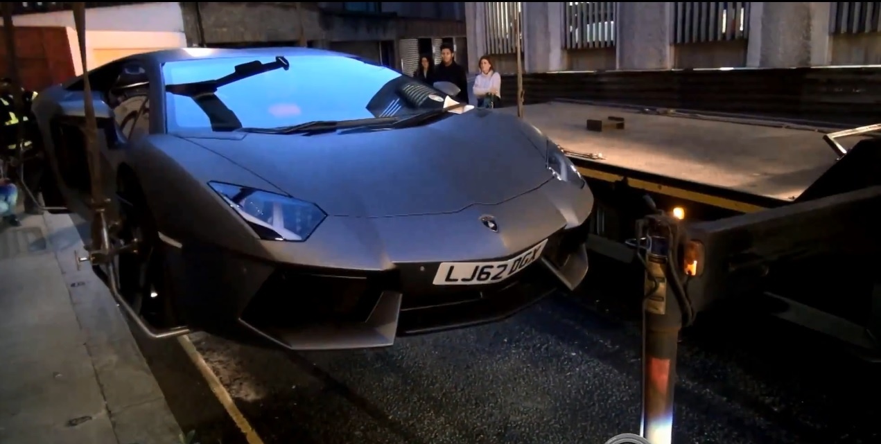 Clip Lamborghini Aventador bi nhac bong len xe canh sat hinh anh