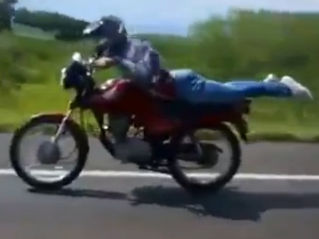 Do duong vi vua nam vua dieu khien xe may hinh anh