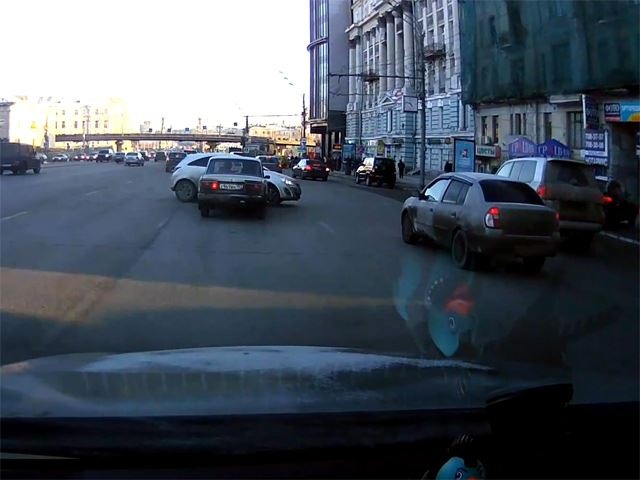 Tinh huong vuot xe loi tro thanh pha do xe hoan hao hinh anh