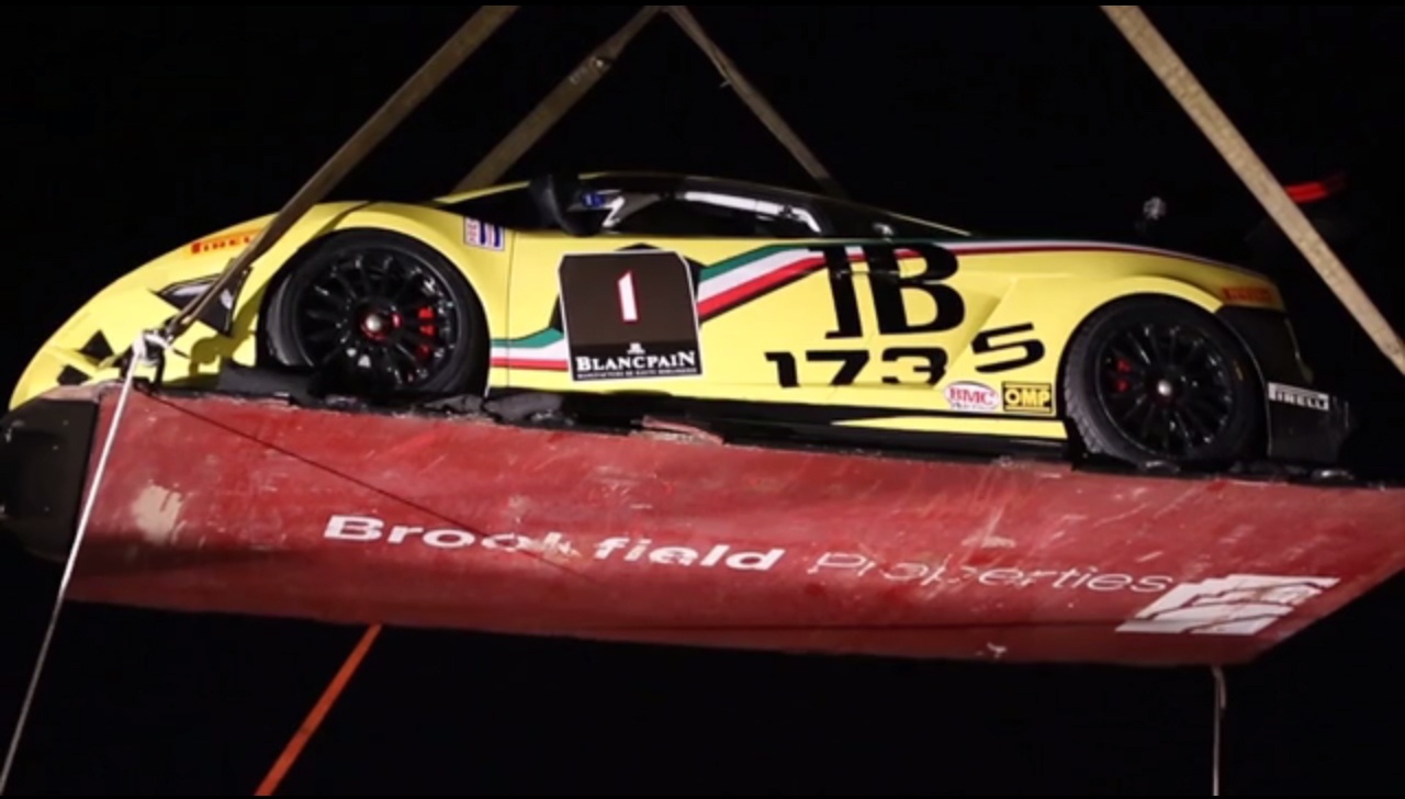 Cau 2 sieu xe Lamborghini len noc nha hinh anh