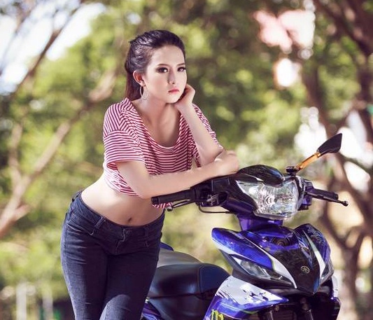 Thieu nu Viet ca tinh ben Yamaha Exciter hinh anh