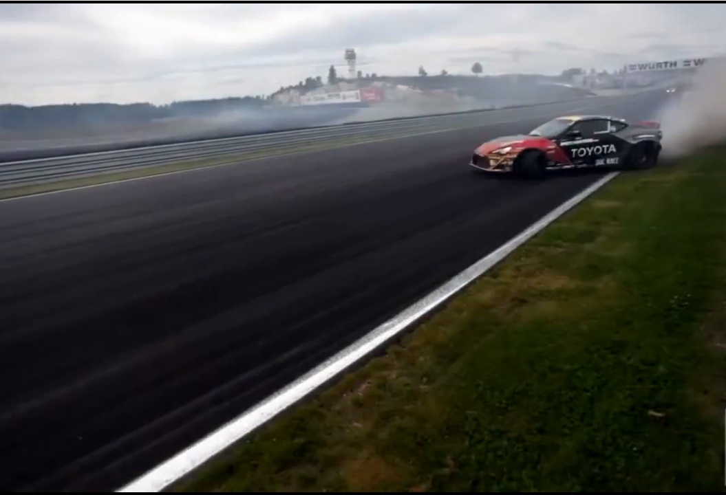 Pha drift o toc do 220 km/h hinh anh