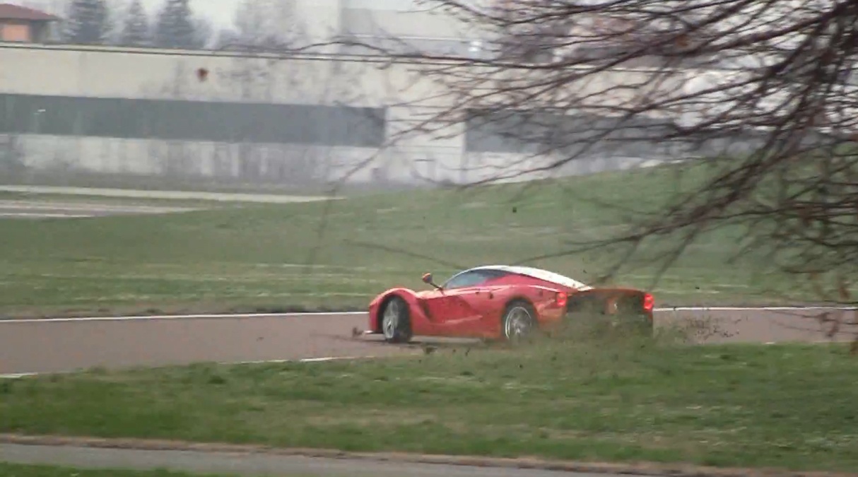 Tay dua ki cuu Kimi Raikkonen mat lai sieu xe LaFerrari hinh anh