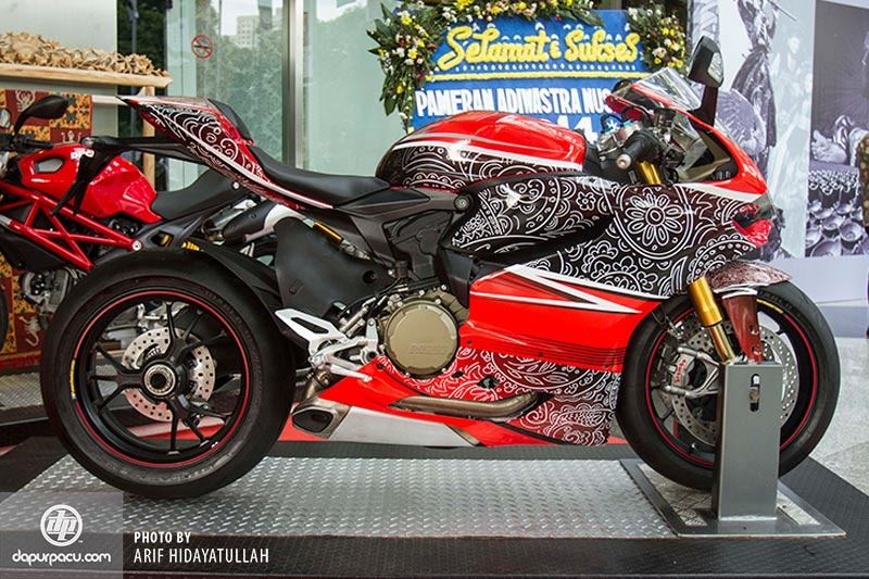 Hai sieu mo to Ducati trang tri hoa van doc dao hinh anh