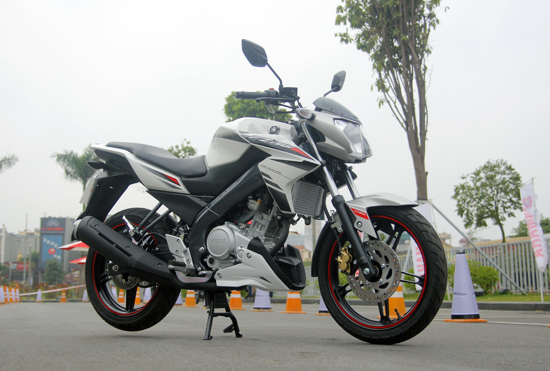 Anh chi tiet xe con tay Yamaha FZ150i gia 67,5 trieu dong hinh anh