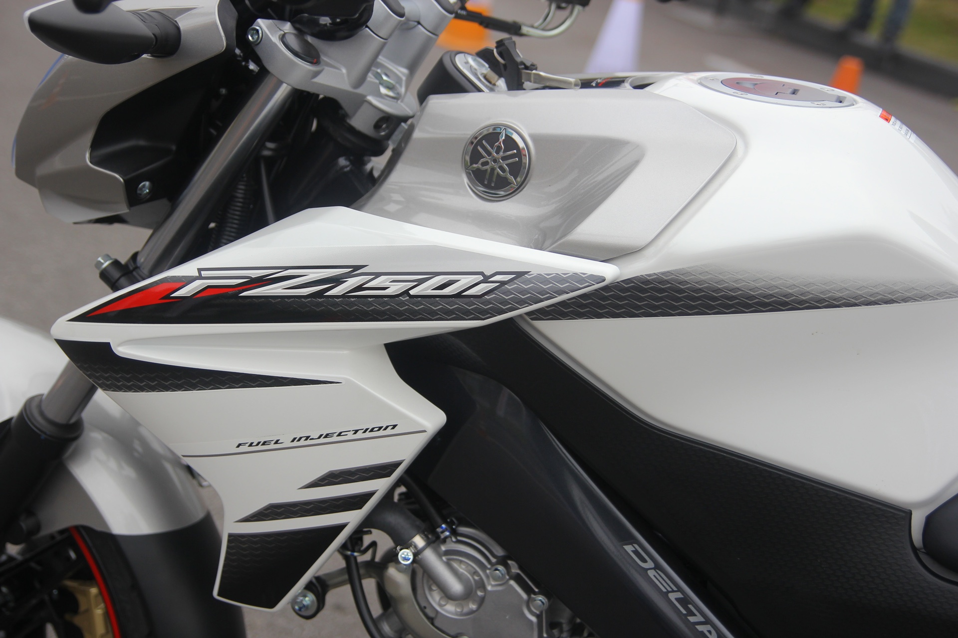 Sang nay Yamaha Viet Nam ra mat xe con tay moi hinh anh