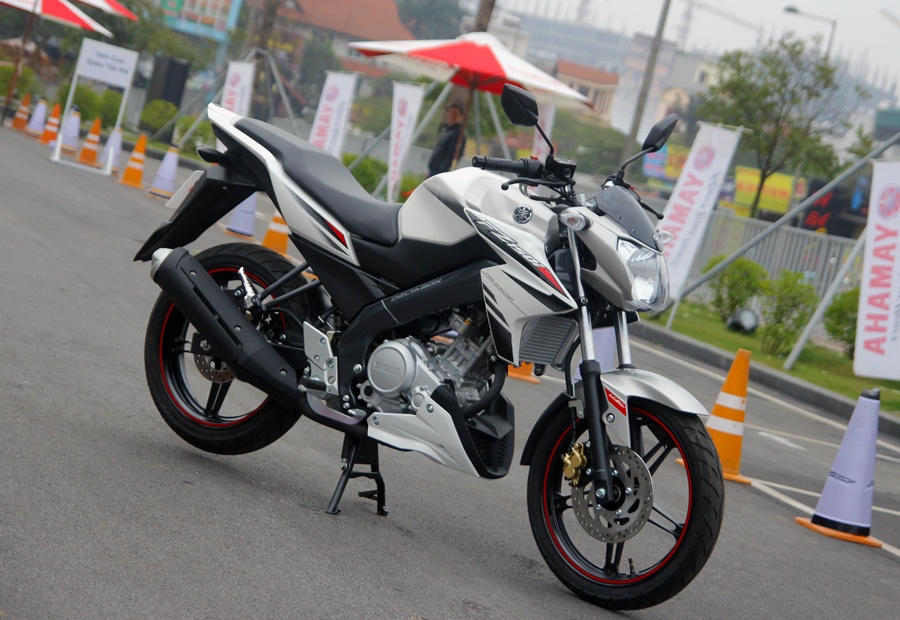 Nguoi dung che Yamaha FZ150i dat, cua hang cho hop ly hinh anh