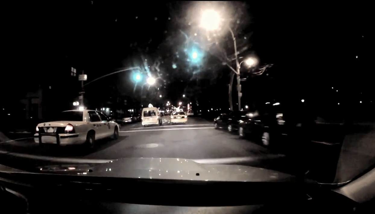 Lai xe gap 55 den xanh lien tiep tren mot doan duong hinh anh