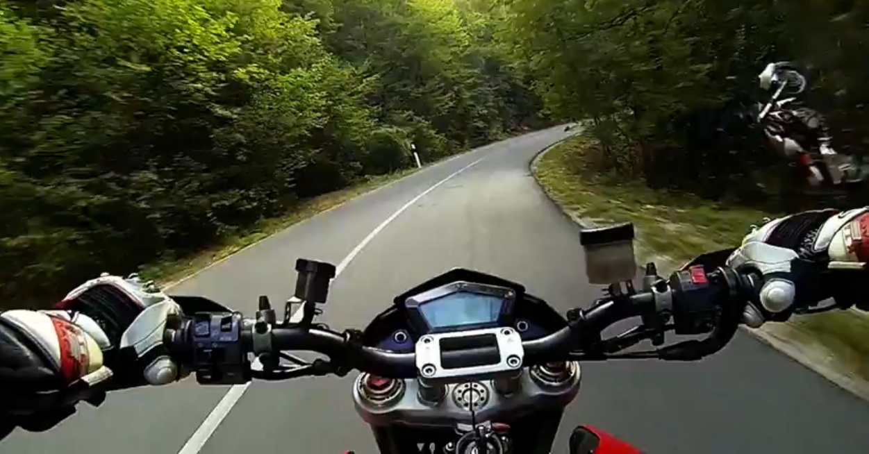 Truot banh, mo to dam vao rung cay hinh anh