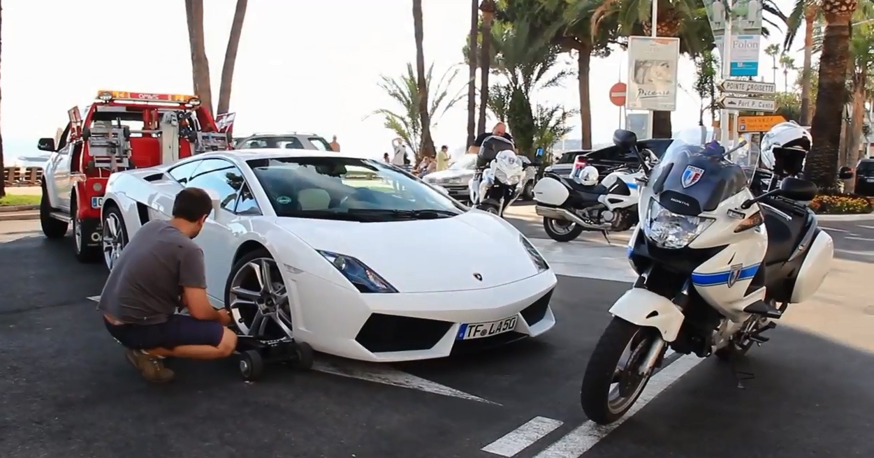 Loay hoay dua Lamborghini Gallardo ve don canh sat hinh anh