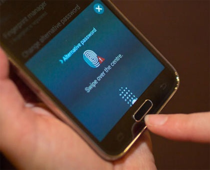 Lua chon smartphone mo khoa bang van tay hinh anh