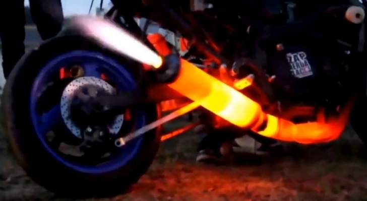 Po xe may nong do, phut lua khi tang ga hinh anh