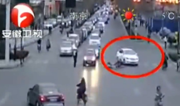 Dam vao xe dap bo chay, o to huc nga canh sat giao thong hinh anh