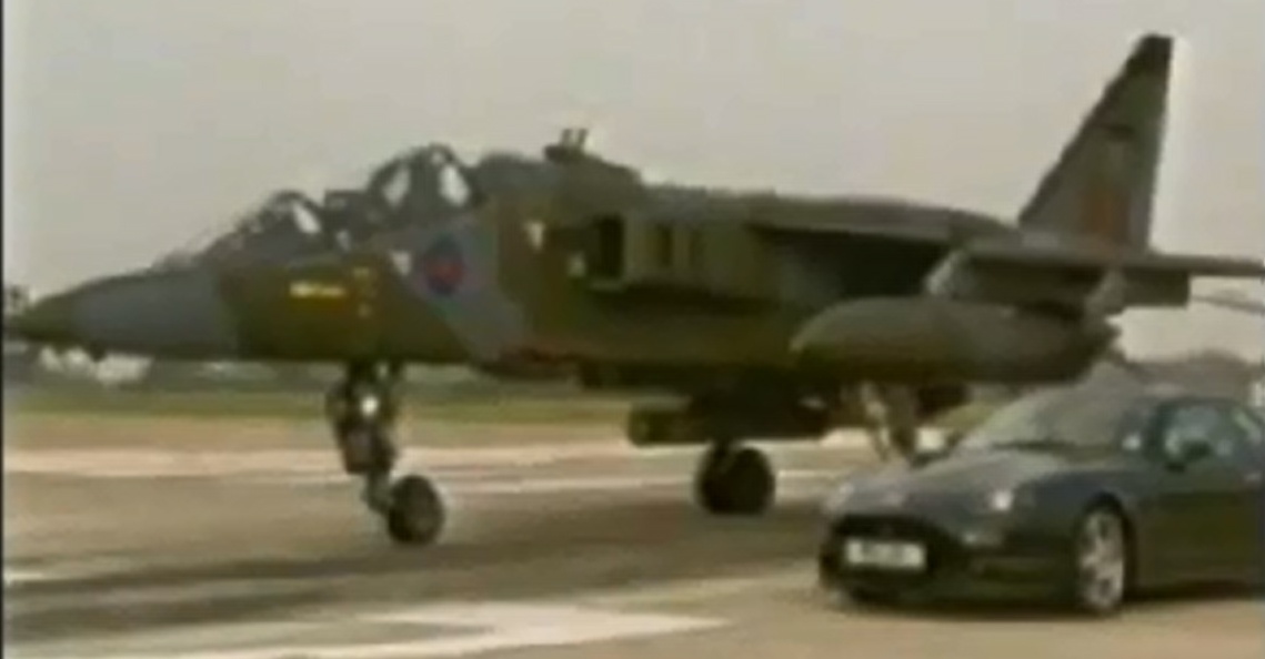 Aston Martin DB7 so tai cung Jaguar T2B hinh anh