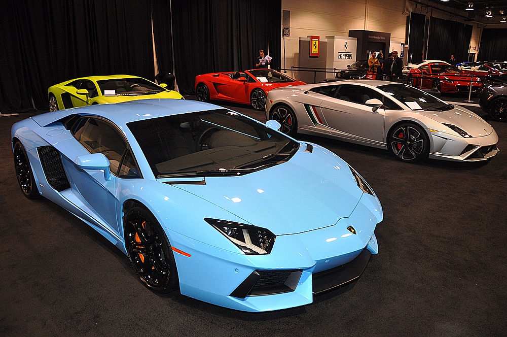 Dan sieu xe Lamborghini sac mau khoe dang tai trien lam hinh anh