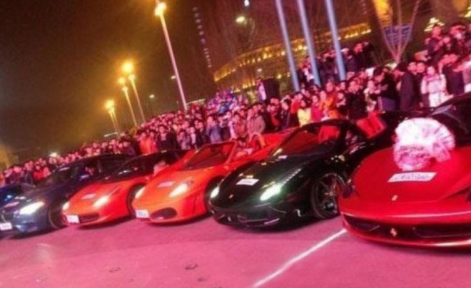 Tang ban gai sieu xe Ferrari 458 Italia lam qua cau hon hinh anh