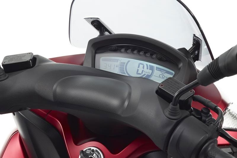 Thiết kế 3 bánh của Yamaha Tricity sẽ giúp người điều khiển vận hành xe an toàn hơn trong nhiều điều kiện lái khác nhau. Mặt khác, kích thước cũng nhỏ gọn, nên việc vận hành trên những khu đô thị không quá khó khắn. Trọng lượng ướt (gồm cả xăng và dầu) của xe là khoảng 152 kg. Chiều cao yên xe ở mức 780mm.