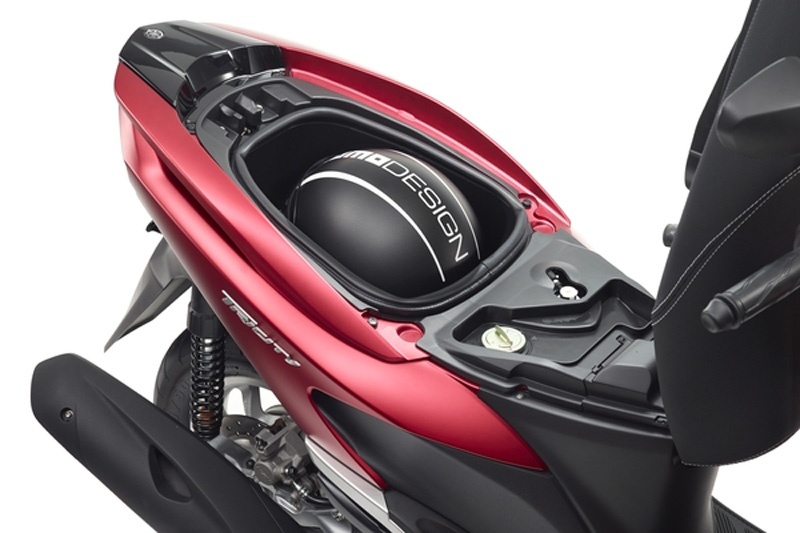 Các trang bị khác trên xe gồm có hệ thống đồng hồ hiển thị dạng LCD, đèn LED phía trước và phía sau xe. Bên dưới côp xe còn có thể chứa một mũ bảo hiểm. Tricity có 4 màu tùy chọn, bao gồm đỏ, đen, trắng và xám. Giá bán của mẫu xe 3 bánh này dự kiện khoảng 4.000 euro tại thị trường châu Âu.