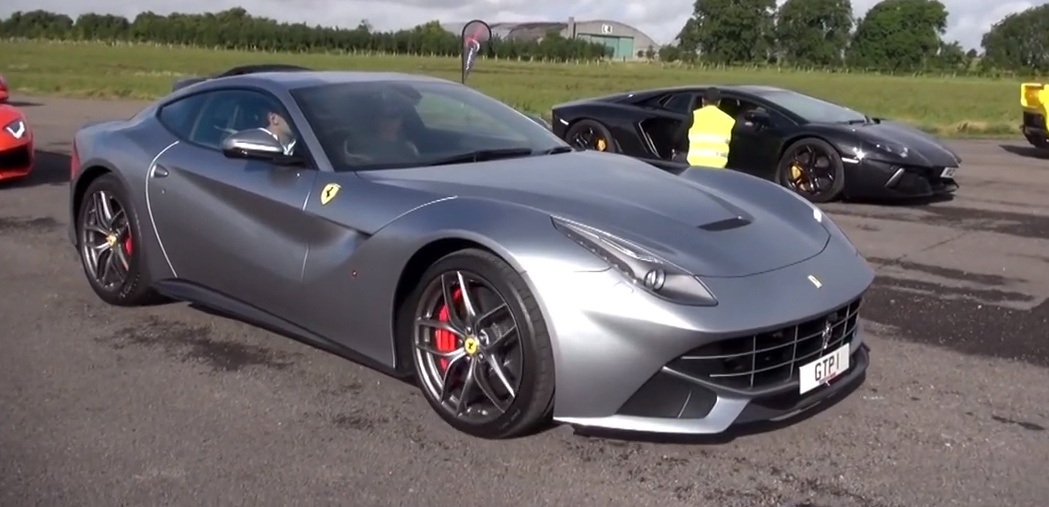 Lamborghini Aventador dua tai cung Ferrari F12 Berlinetta hinh anh