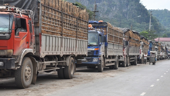 Cảnh ùn tắc vẫn kéo dài (ảnh chụp lúc 17g ngày 26-3 tại khu vực trước cửa khẩu Tân Thanh) - Ảnh: Quang Thế