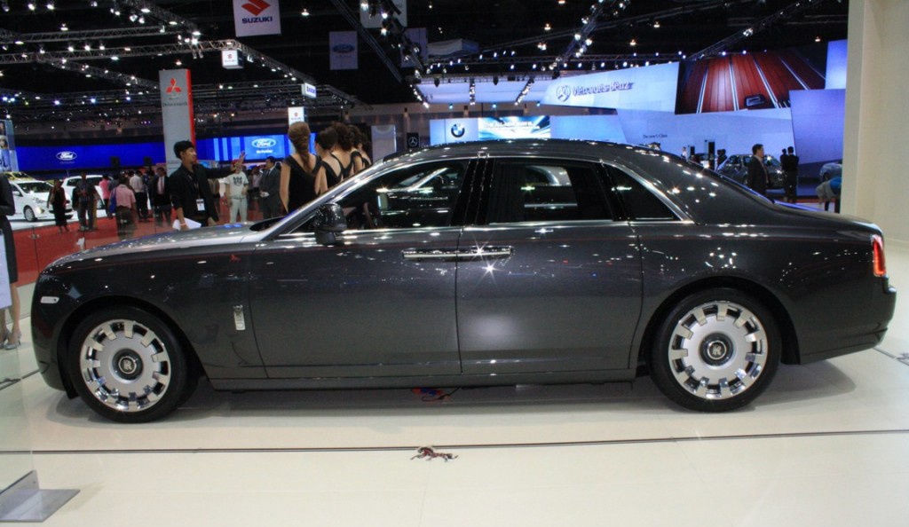 Cũng giống như cách đã làm với Phantom rồng trước đây, mẫu Ghost Majestic Horse được nhận diện bằng cách thêm biểu tượng chú ngựa ở nhiều vị trí trên thân xe.