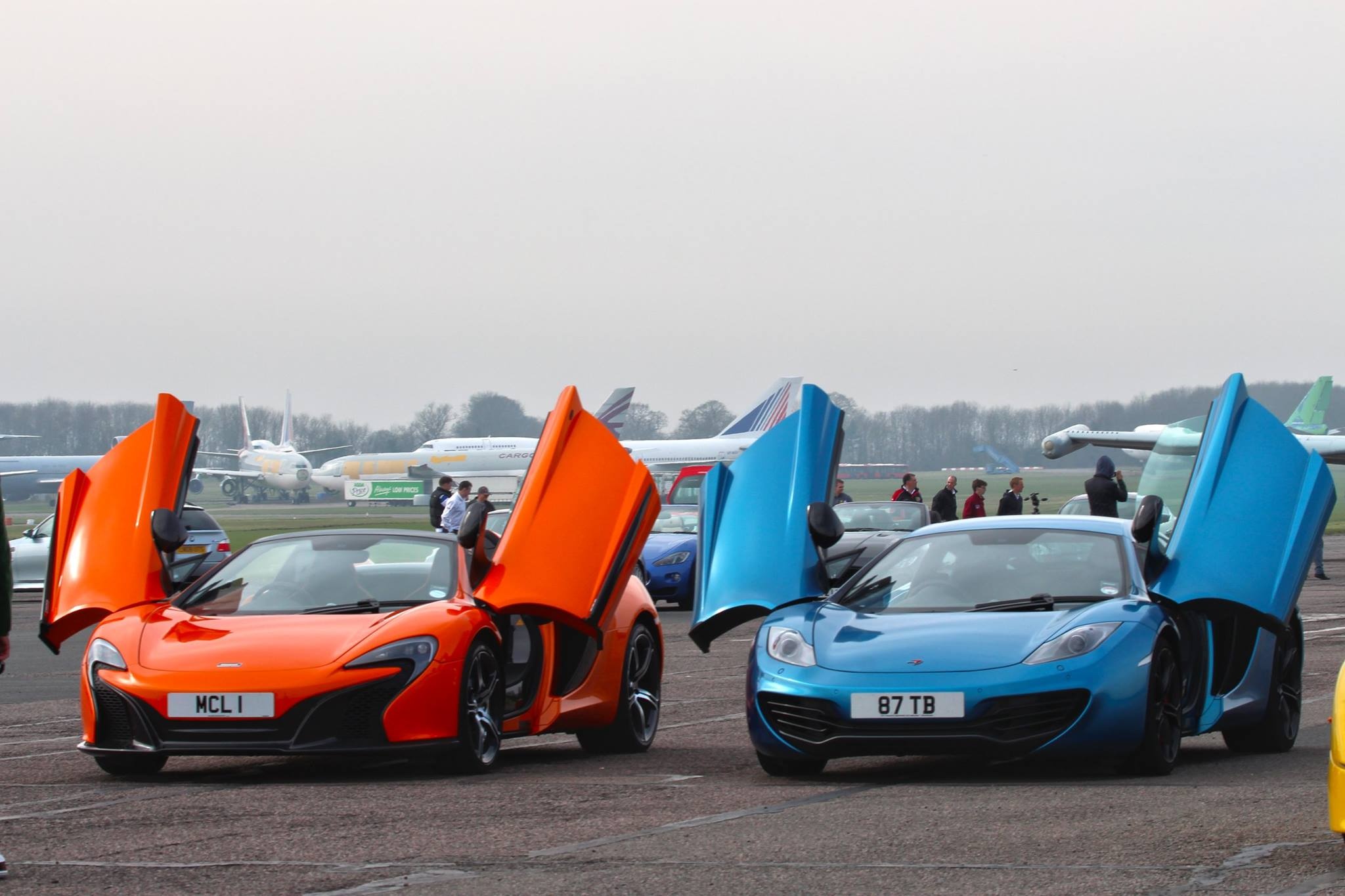 Cặp siêu xe McLaren 650S màu cam khoe dáng vẻ