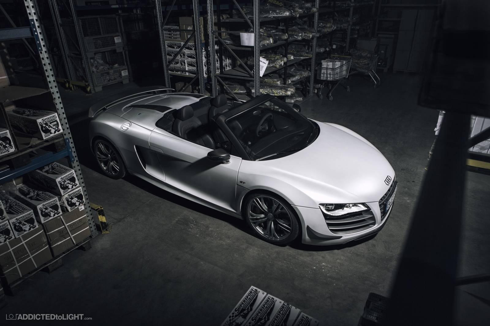 Siêu xe mui trần Audi R8 GT Spyder bên trong một nhà kho. Siêu xe của Audi được sản xuất với số lượng 