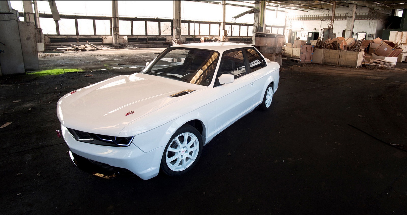 Sau 18 tháng công bố những hình ảnh đầu tiên về ý tưởng tạo ra mẫu xe E30 hiện đại hơn, TMCar đã giới thiệu thành quả làm việc của mình. Một thiết kế sẽ làm bất ngờ bất cứ ai ngắm nhìn và đã biết đến BMW E30.