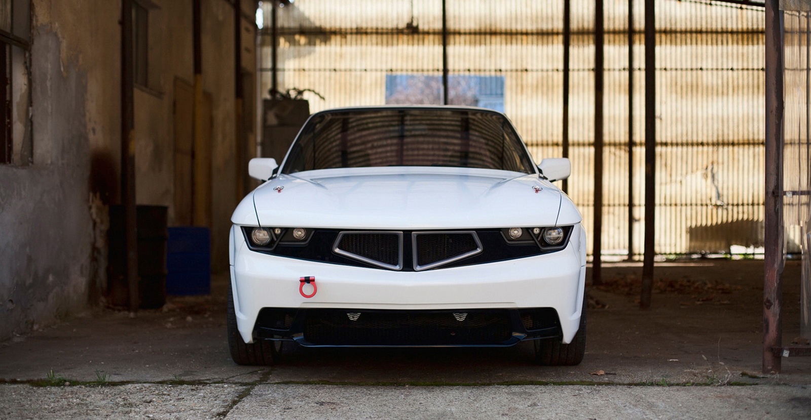 Phần đầu xe sở hữu kiểu dáng bắt mắt, với thiết kế lấy cảm hứng từ phần đầu của cá mập và sử dụng đèn LED chạy ban ngày hiện đại. Trong khi đó, thiết kế đuôi xe chưa thật sự ấn tượng. Tuy nhiên, đây mới chỉ là bản concept và mọi thứ hoàn toàn có thể thay đổi.