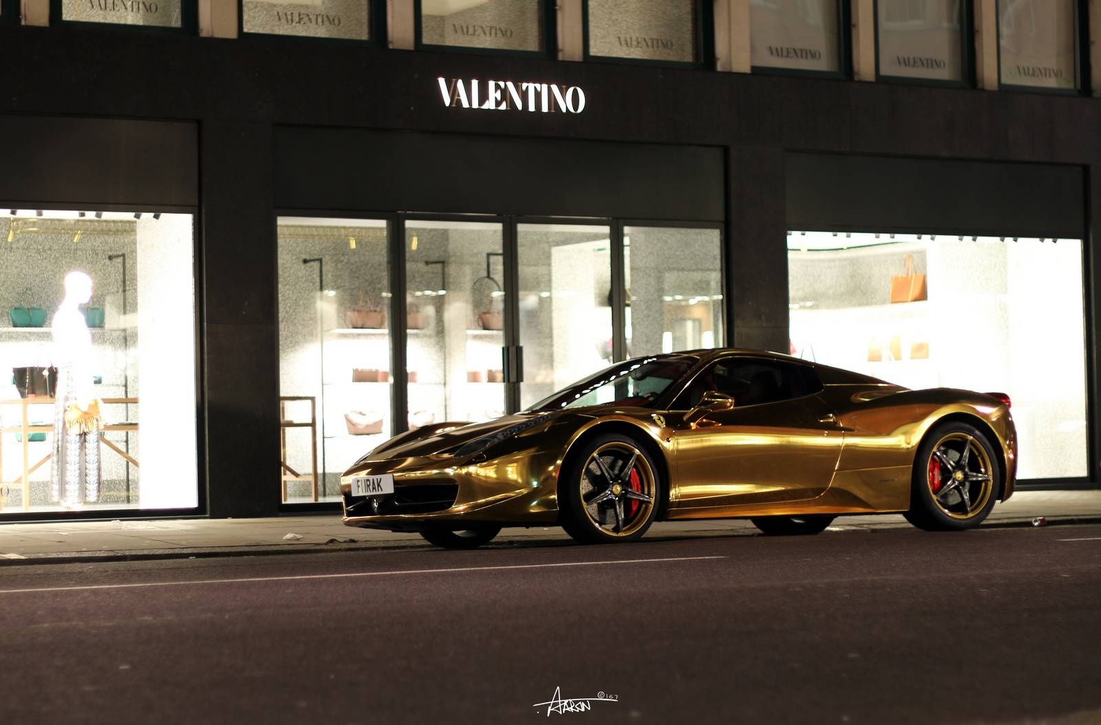 Siêu xe mui trần Ferrari 458 Spider mạ chrome vàng bóng trên đường phố London. Ảnh: GTspirit.