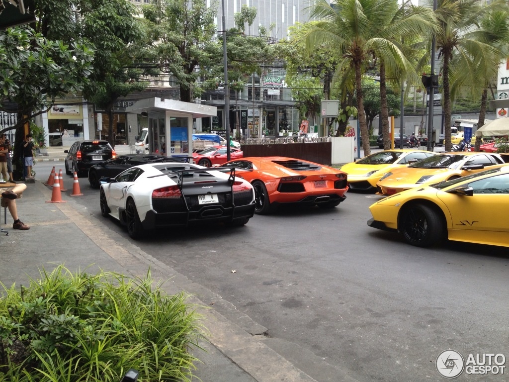 Một bãi để xe tràn ngập những siêu xe của Lamborghini. Ảnh: Autogespot. 