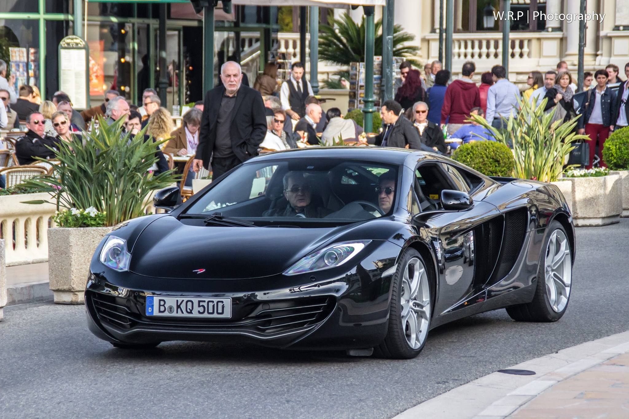 Siêu xe McLaren MP4-12C rong ruổi trên đường phố Monaco. Ảnh: William Tanner.