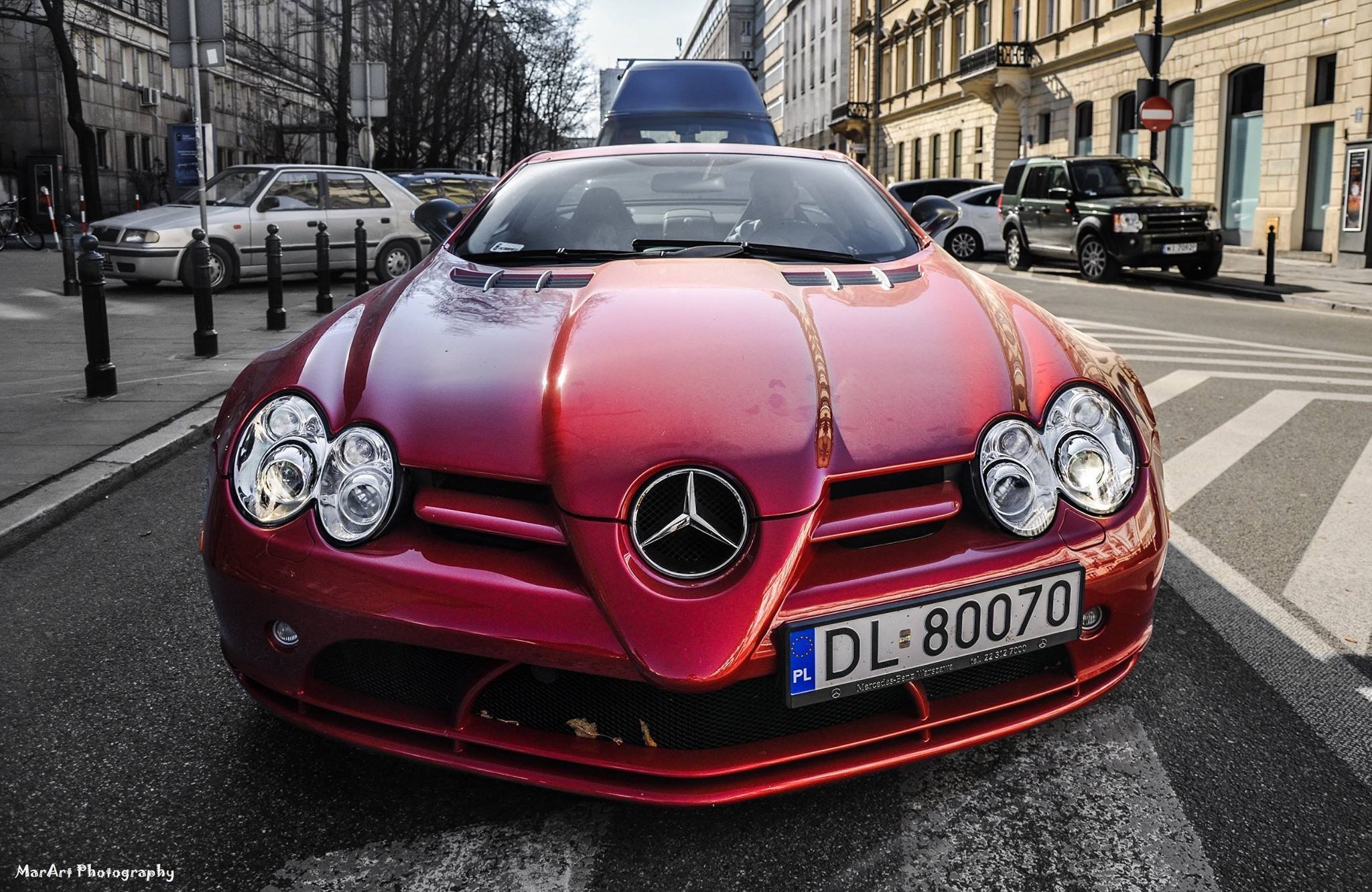 Siêu xe Mercedes-Benz SLR McLaren màu đỏ nổi bật. Ảnh: MarArt Photography.