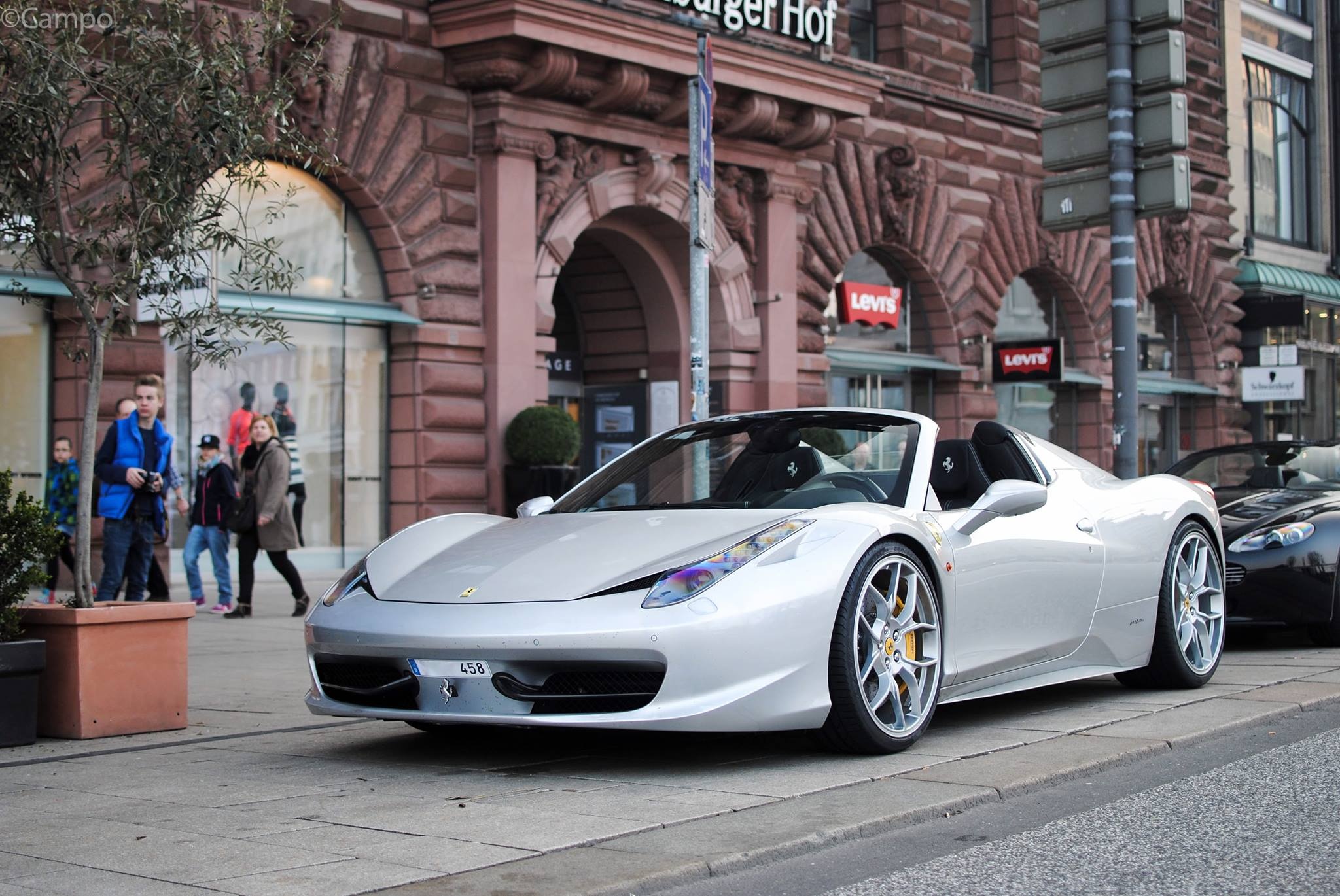 Ferrari 458 Spider với màu sơn trắng ngà khoe dáng trên phố. Ảnh: Campo.