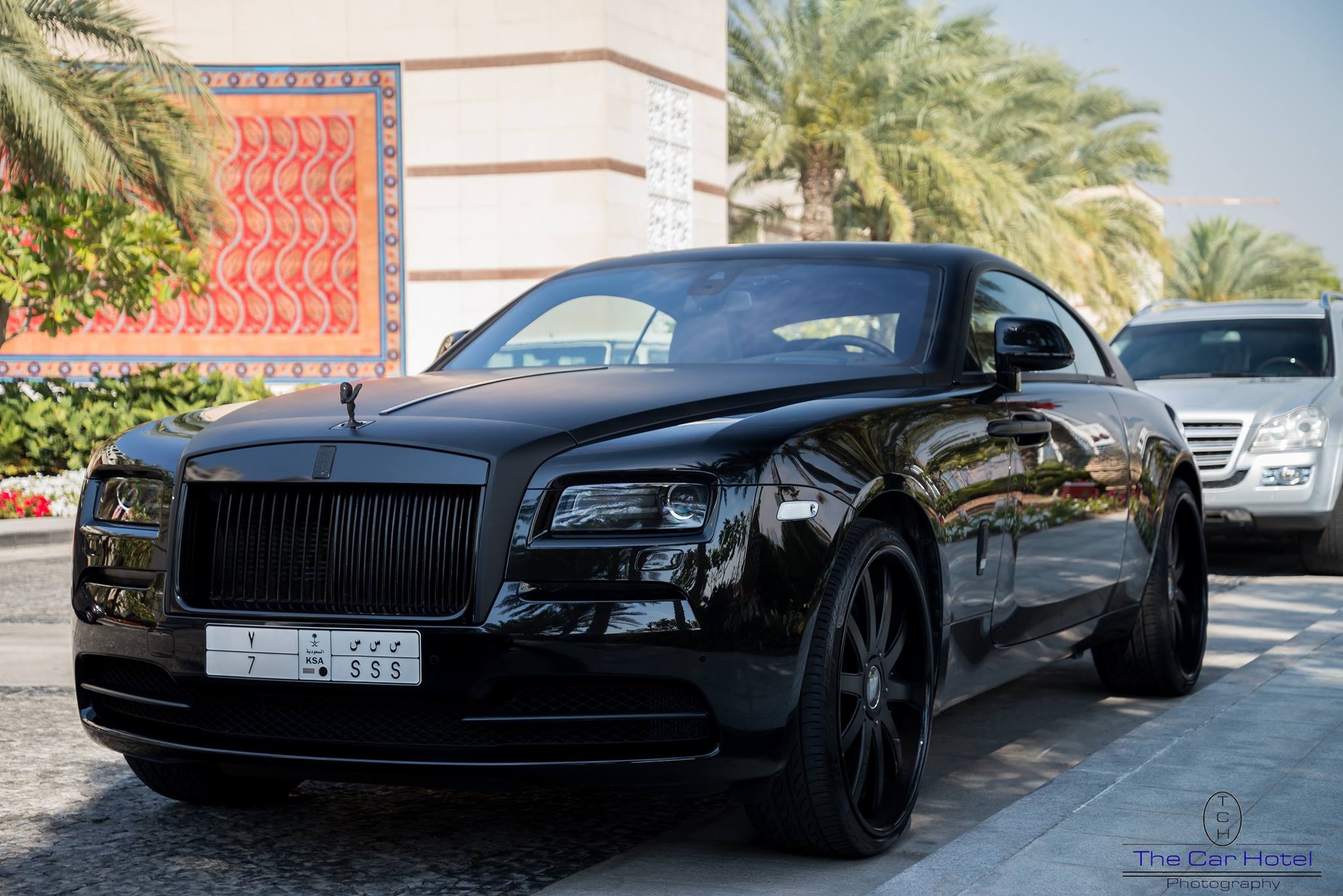 Rolls-Royce Wraith trong bộ cánh đen rất hầm hố. Ảnh: Thecarhotel.