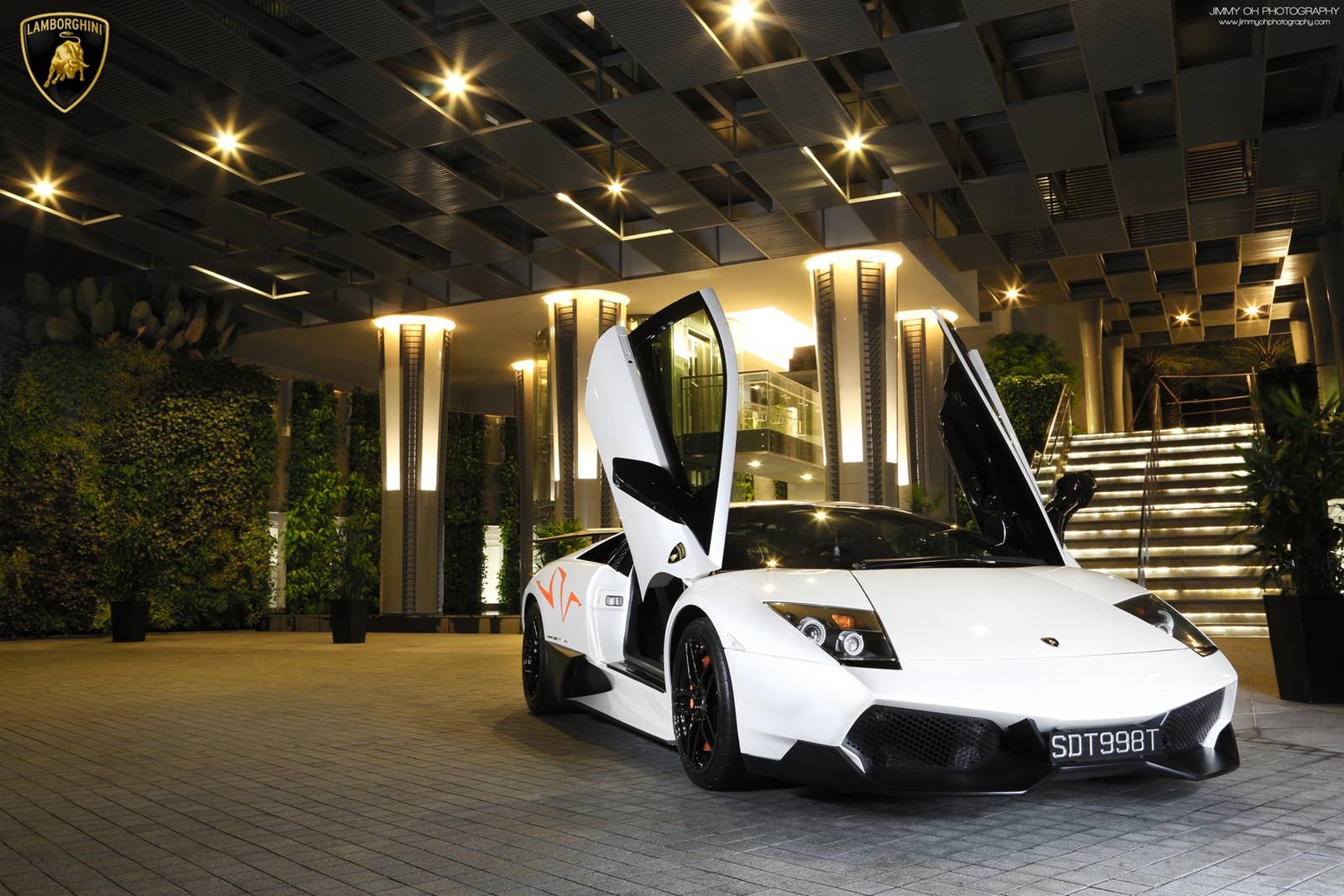 Siêu xe Lamborghini Murcielago LP670-4 SV khoe dáng tuyệt đẹp bên ngoài một khách sạn sang trọng. Đây là một trong những siêu xe hàng đầu của Lamborghini. Ảnh: GTspirit.