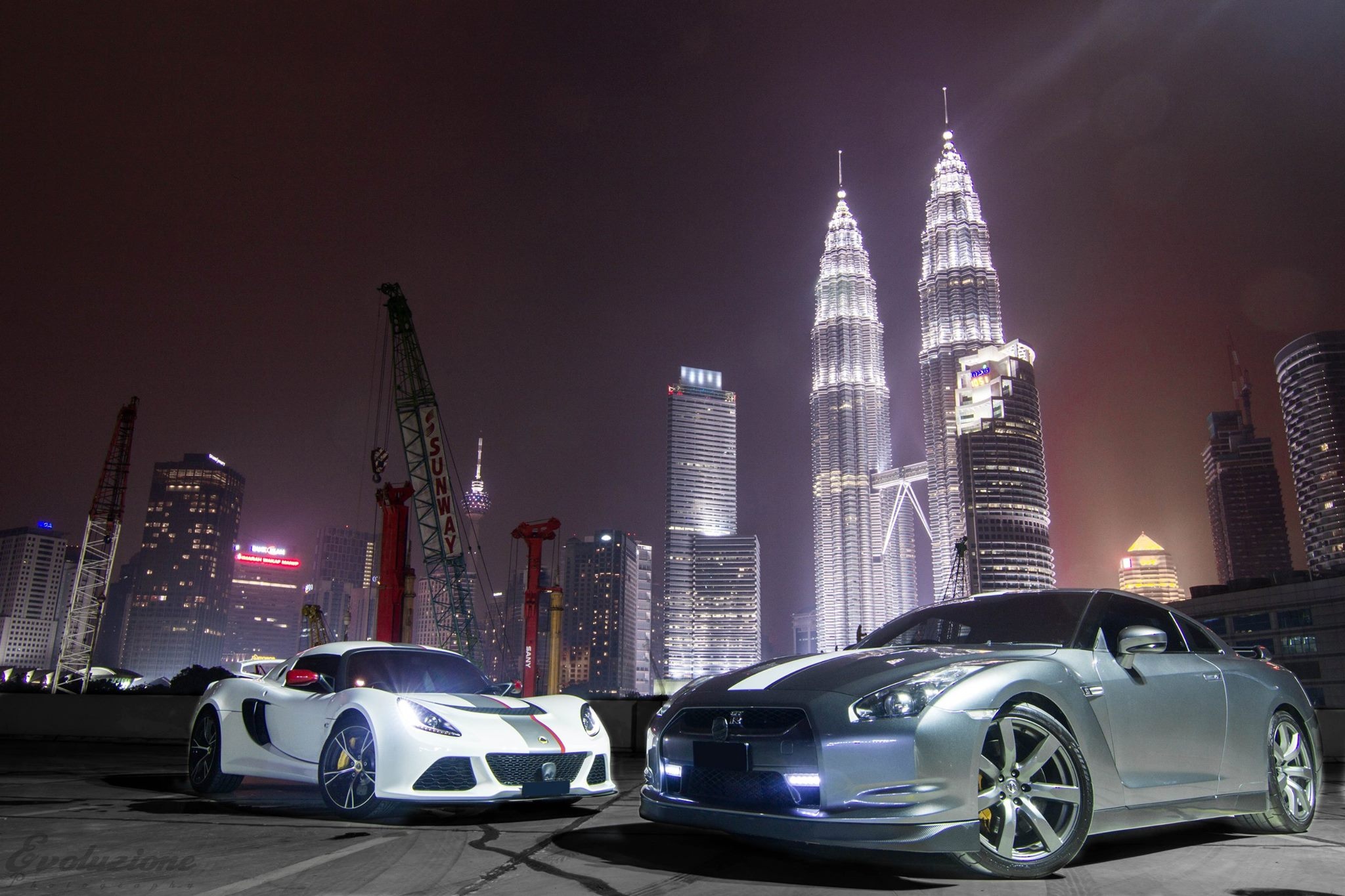 Siêu xe Nissan GT-R khoe dáng cùng mẫu xe thể thao Lotus Exige S dưới bầu trời đêm tại Malaysia. Ảnh: Evoluzione.