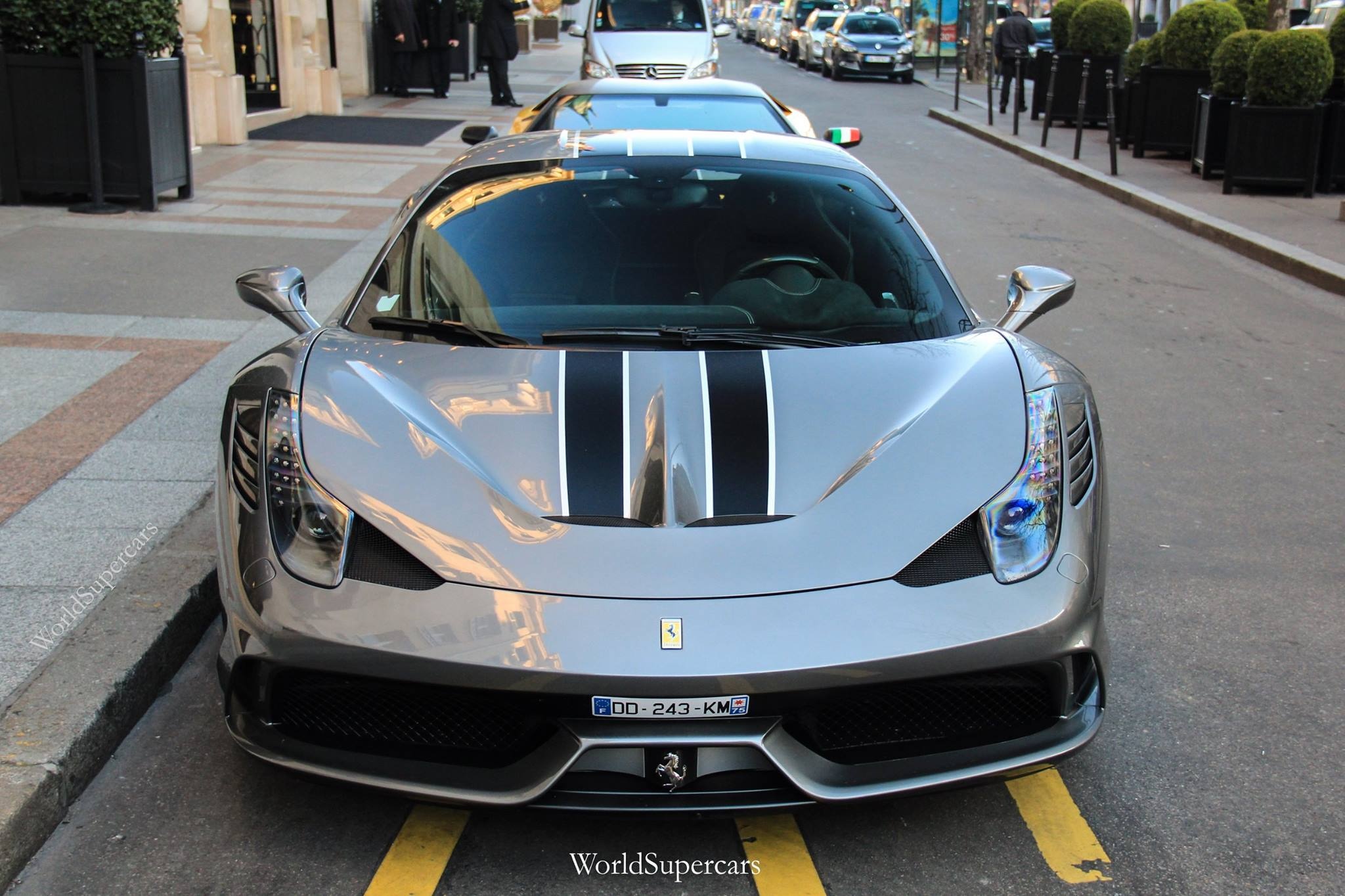 Ferrari 458 Speciale màu bạc khá nổi bật trên phố. Được phát triển từ Ferrari 458 Italia, 360 Challenge Stradale, 430 Scuderia, siêu xe Speciale sở hưu động cơ 360 Challenge Stradale, 430 Scuderia 