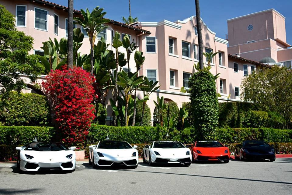 Dàn siêu xe Lamborghini xếp hàng tại Califonia, có thể nhận thấy những tên tuổi nổi tiếng trong dàn xe này như  Lamborghini Aventador Roadster, a Lamborghini Gallardo Super Trofeo Stradale, a Lamborghini Aventador Coupe