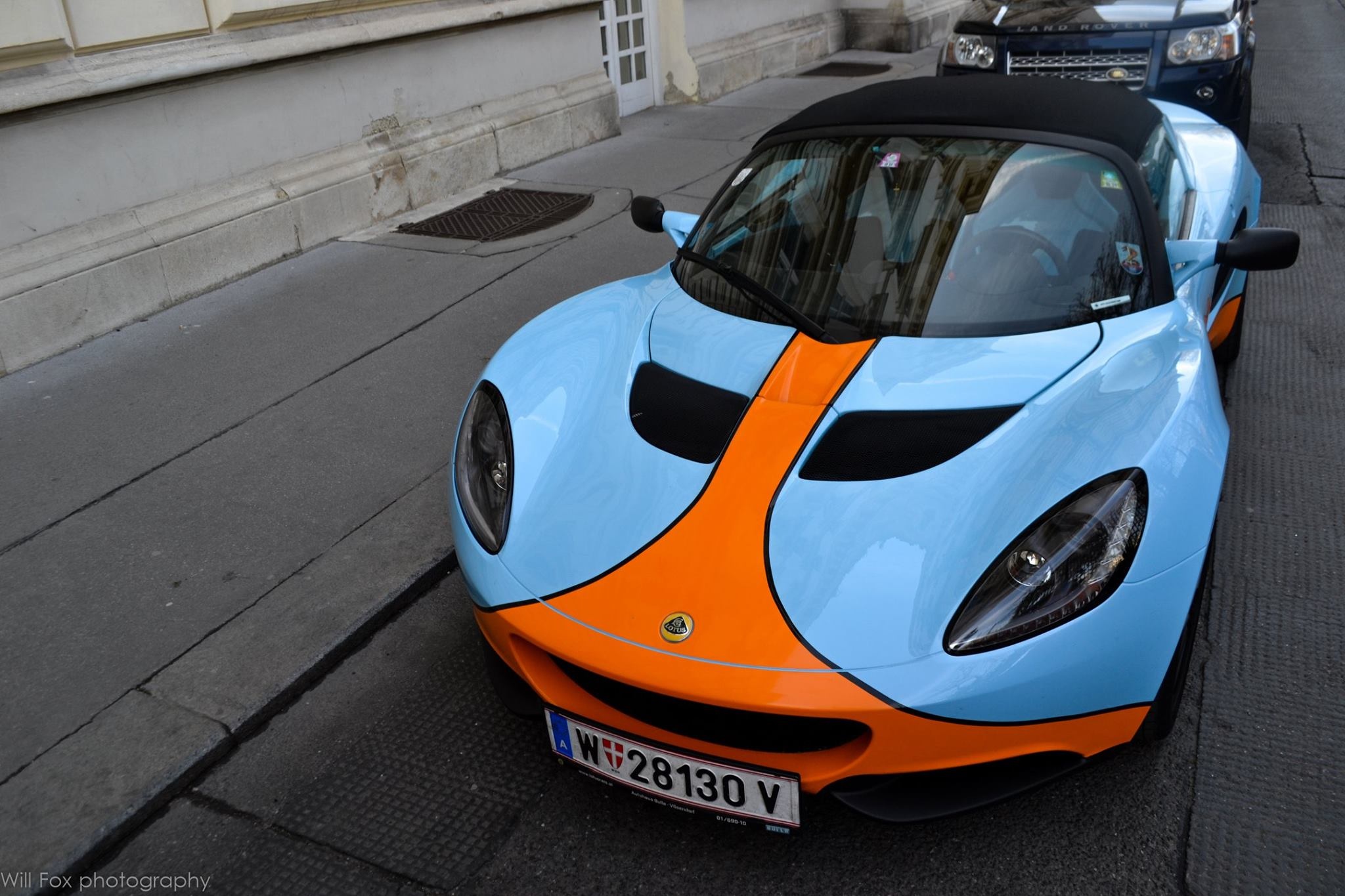 Lotus Elise S Cup R trong bộ cánh sặc sỡ, gợi nhớ tới siêu xe Ford GT40. Ảnh: Will Fox.