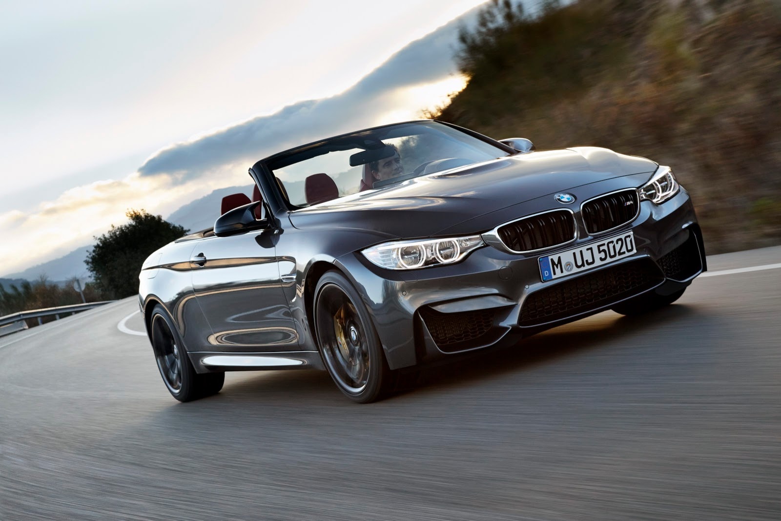 Dự kiến, BMW M4 Convertible mới sẽ được trưng bày tại triển lãm xe New York Auto Show diễn ra trong tháng này. Trước khi M4 mui trần xuất hiện, BMW đã có dòng xe M3 Cabriolet.