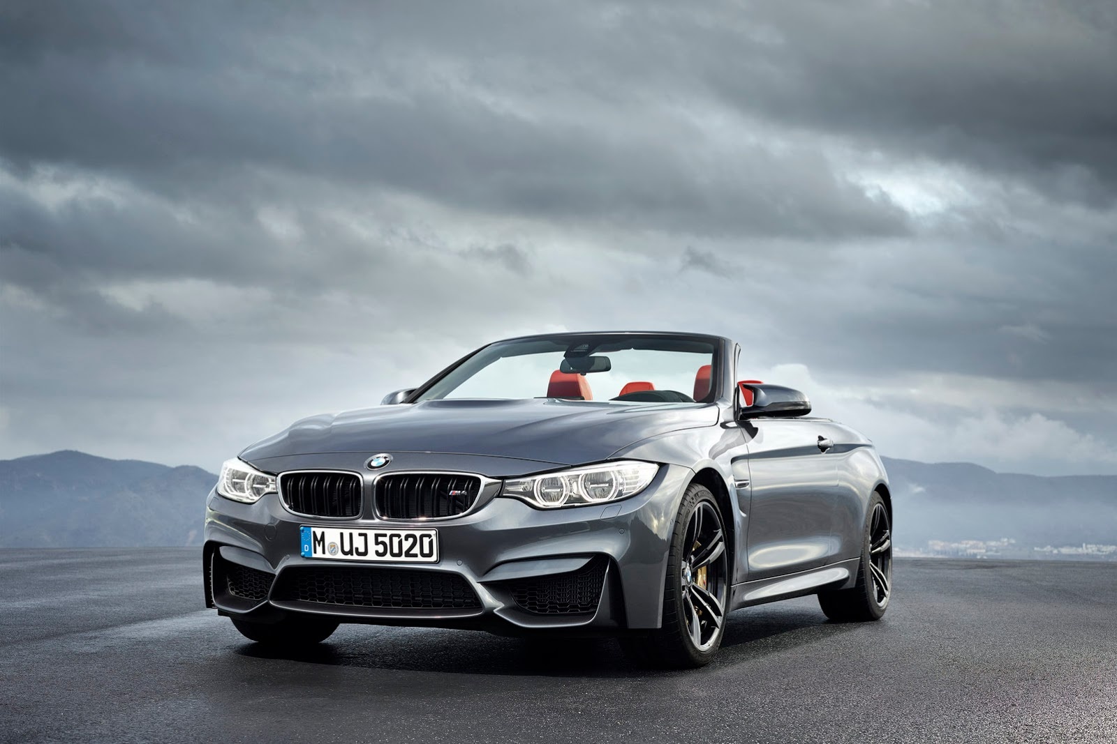 BMW M4 Convertible có trọng lượng 1.750 kg, nhẹ hơn so với thế hệ trước khoảng 60 kg. Tuy nhiên, trọng lượng của mẫu xe mui trần này nặng hơn khá nhiều so với phiên bản M4 Coupe ở mức 1.497 kg.