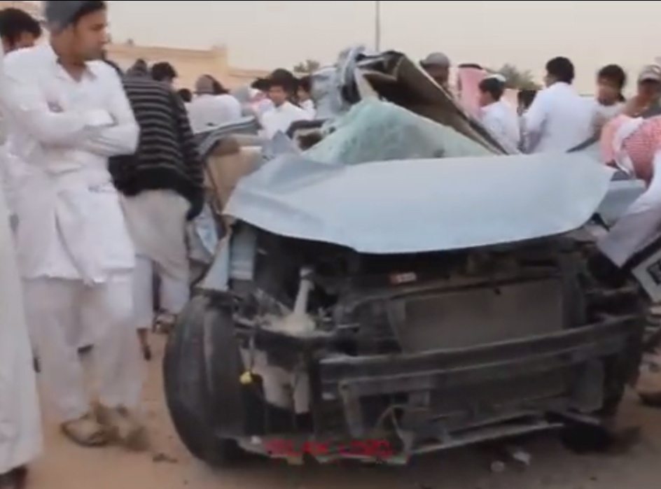 Xe 4 cho tan nat khi huc vao xe tai o toc do cao hinh anh