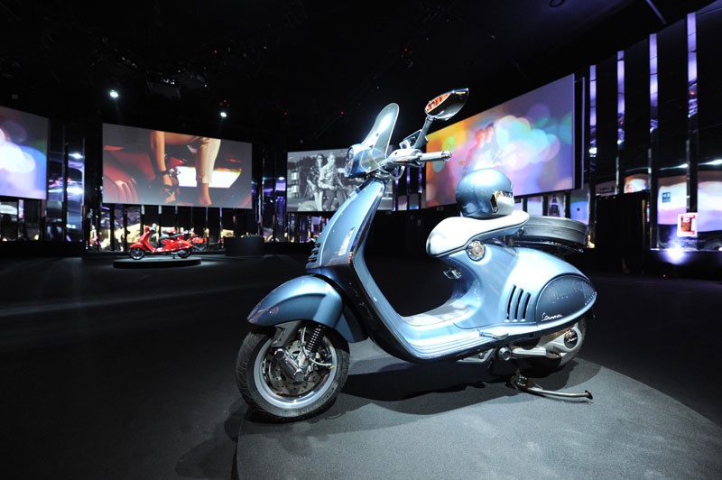 Vespa 946 phiên bản màu xanh dương. 