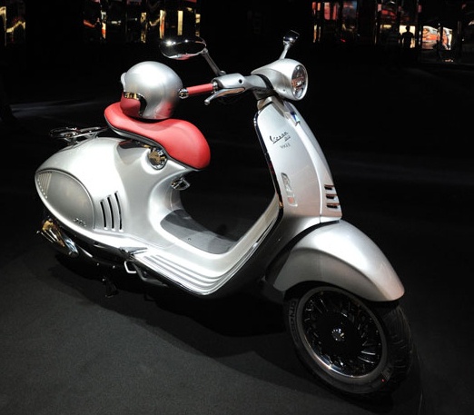 Vespa 946 phiên bản màu xám. 