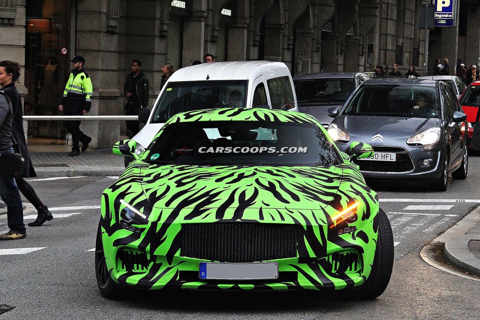 Lớp ngụy trang màu xanh vằn đen rất bắt mắt. 