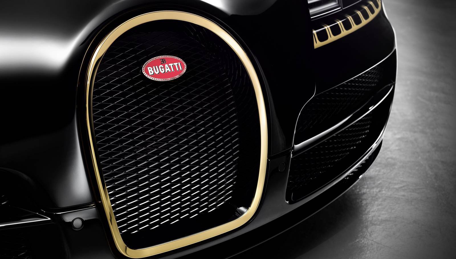 Toàn bộ phần thân làm từ sợi carbon của siêu xe Veyron Grand Sport Vitesse Black Bess được sơn đen như màu sơn của mẫu xe Type 18. Bên cạnh đó, siêu xe huyền thoại thứ 5 này còn được trang trí bởi những đường kẻ dát vàng 24 ca-ra. Đường viền quanh lưới tản nhiệt trước cũng được dát vàng 24 ca-ra.