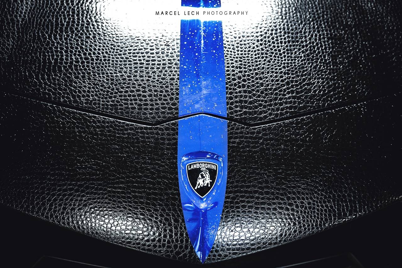 Để tăng thêm sự bắt mắt cho mẫu Aventador độ, những người thợ độ còn trang bị cho xe bộ la-zăng Forgiato màu xanh dương. Ngoài ra, toàn bộ thân xe còn được trang bị gói bodykit Liberty Walk, mang lại diện mạo thật sự khác biệt.