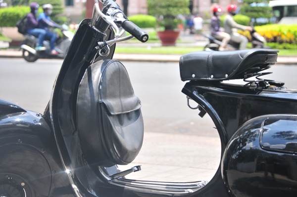 Bánh sơ-cua được bọc bằng túi da thật, kết hợp túi đựng đồ; xe có 2 móc đồ (1 dưới yên và 1 nằm phía trên bánh sơ-cua) tiện ích; 1 ổ khoá giữ mũ bảo hiểm được bố trí gần móc đồ dưới yên xe để giữ nón khi gửi xe ở những bãi xe lạ.