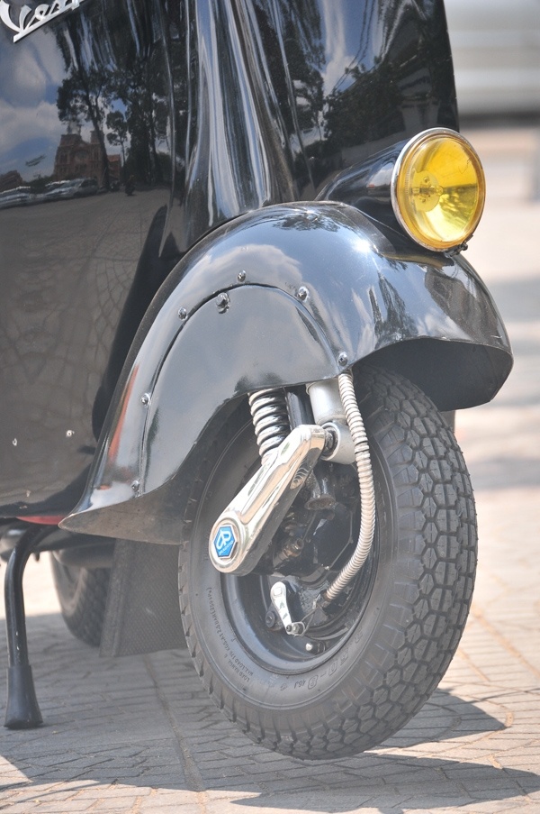 Phần bánh trước với đèn pha hạt gạo và những được cong được gò rất kỹ theo nguyên bản thiết kế, Logo Piagio bố trí ngay táp-lô bọc phuộc nhún.